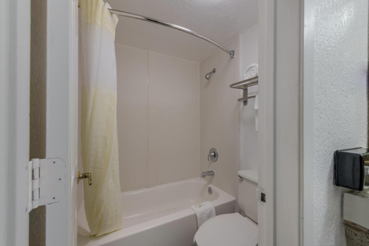 Quality Inn & Suites Airport Charlotte Exteriör bild