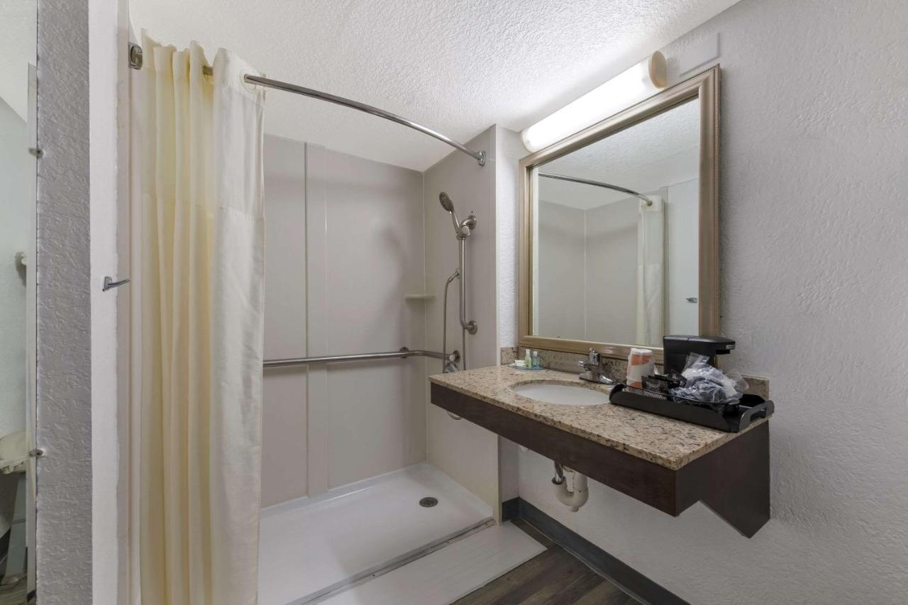 Quality Inn & Suites Airport Charlotte Exteriör bild
