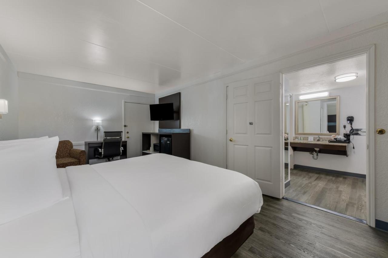 Quality Inn & Suites Airport Charlotte Exteriör bild
