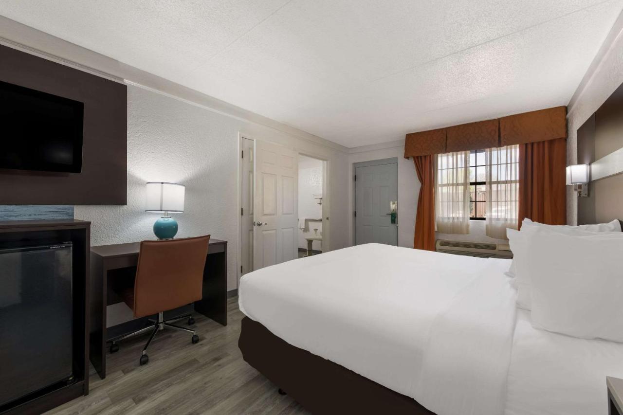 Quality Inn & Suites Airport Charlotte Exteriör bild